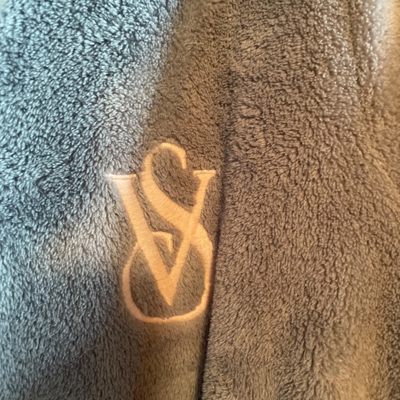 VS Robe - Picture 2 of 3